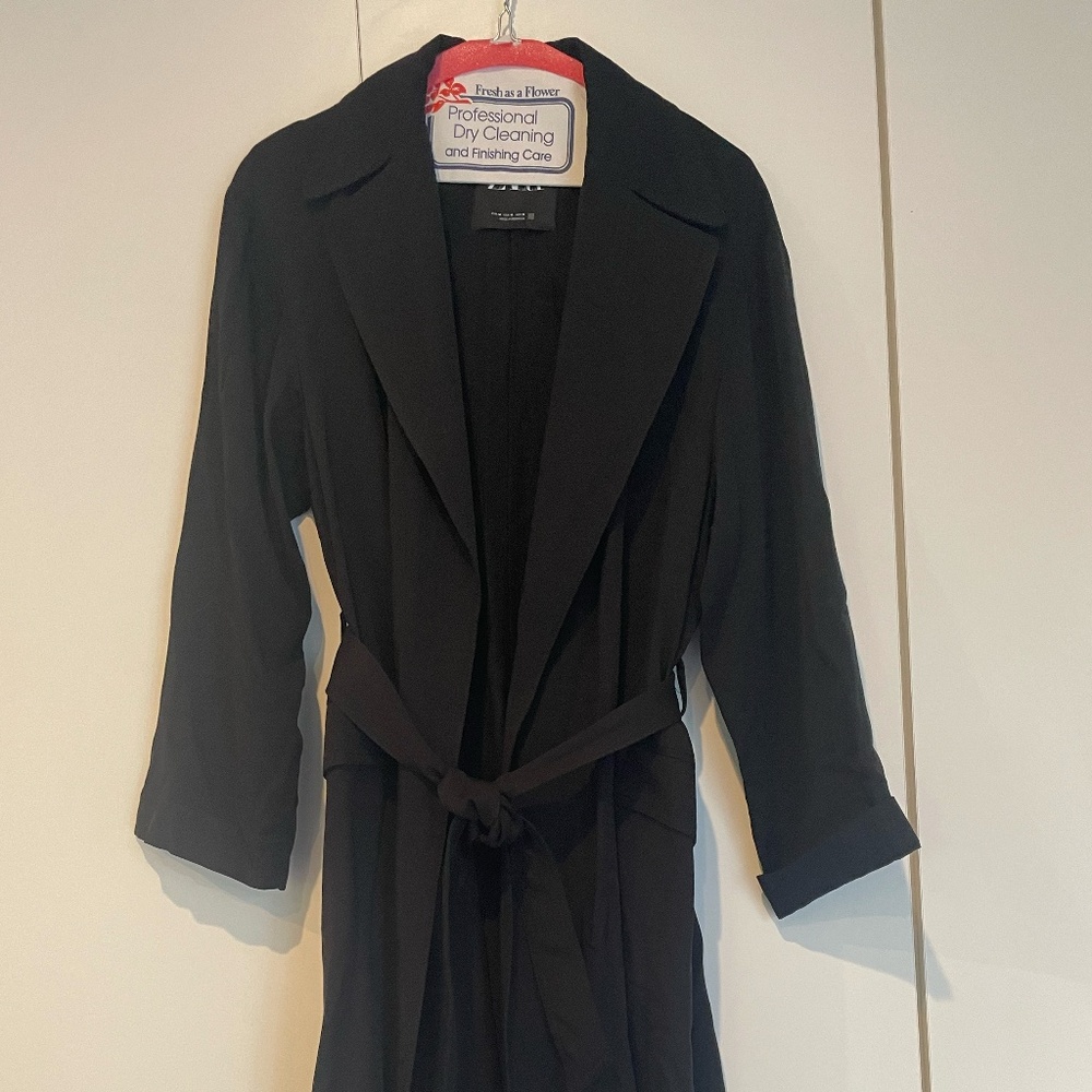 Lightweight cotton trench in Black. Size M